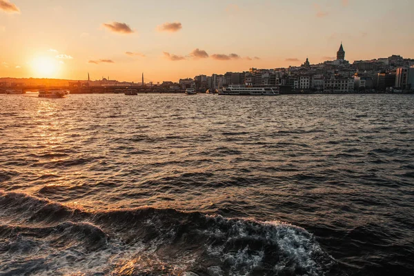 Vue panoramique de la mer avec des vagues et Istanbul en arrière-plan en soirée, Turquie — Photo de stock