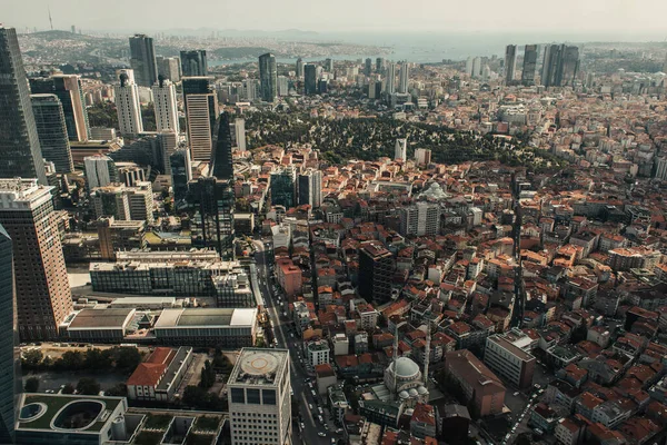 Veduta aerea di grattacieli ed edifici sulle strade di Istanbul, Turchia — Foto stock
