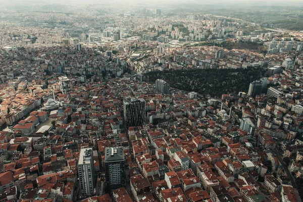 Luftaufnahme der Dächer von Gebäuden und Häusern der Stadt Istanbul, Türkei — Stockfoto