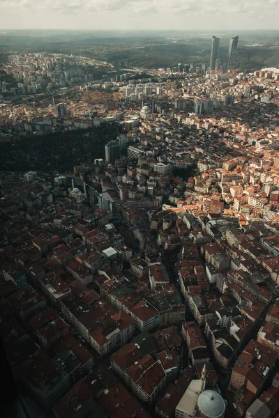 Вид с воздуха на Стамбул и башню Skyland Office на заднем плане, Турция — стоковое фото