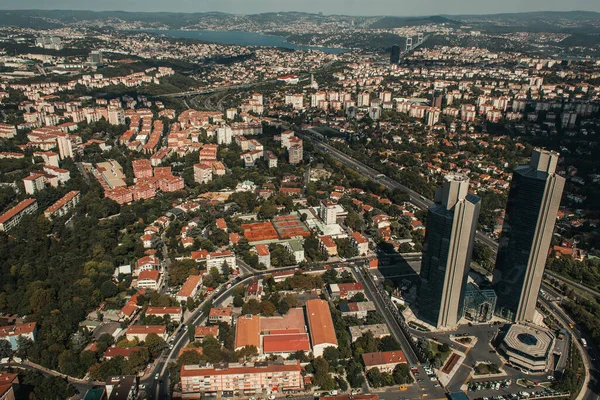 Vue aérienne des bâtiments et des arbres dans les rues d'Istanbul, Turquie — Photo de stock