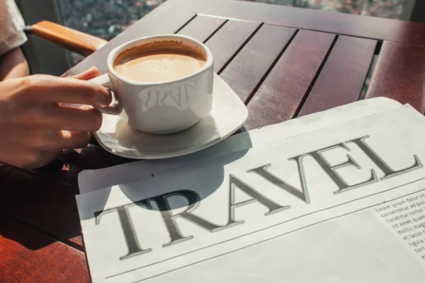 Vue partielle de l'homme près de tasse de café et journal de voyage dans le café — Photo de stock