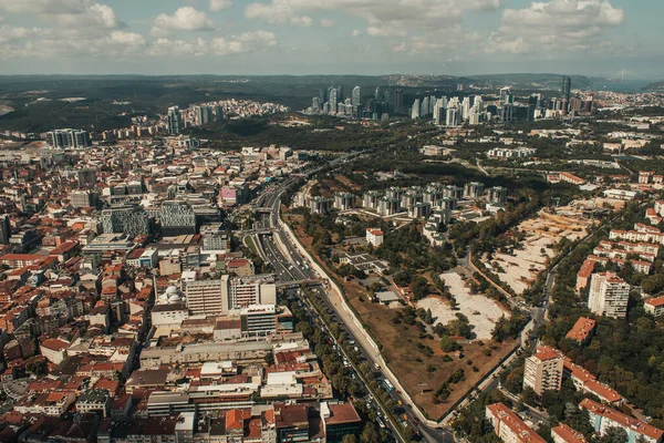 Paysage urbain avec maisons et rues modernes, vue aérienne, Istanbul, Turquie — Photo de stock