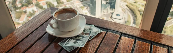 Tasse de café et dollars sur table en bois dans le café avec vue aérienne d'Istanbul, bannière — Photo de stock