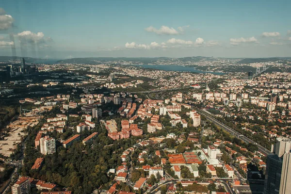 Vista aérea de la ciudad de Estambul con cielo nublado - foto de stock