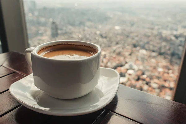 Vista da vicino della tazza di caffè nel caffè con vista aerea di Istanbul, Turchia — Foto stock