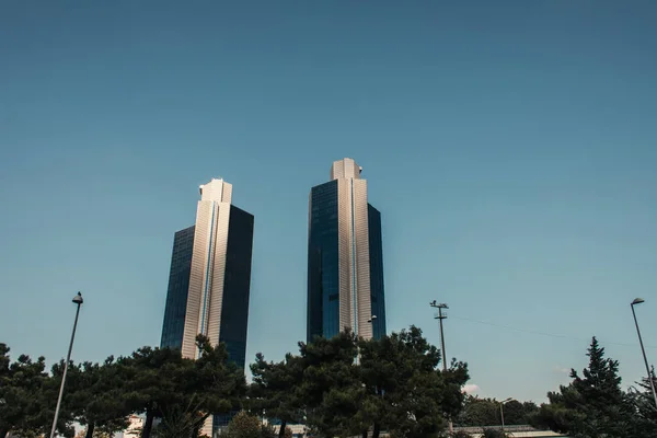 Dois modernos edifícios de vários andares contra céu limpo em Istambul, Turquia — Fotografia de Stock