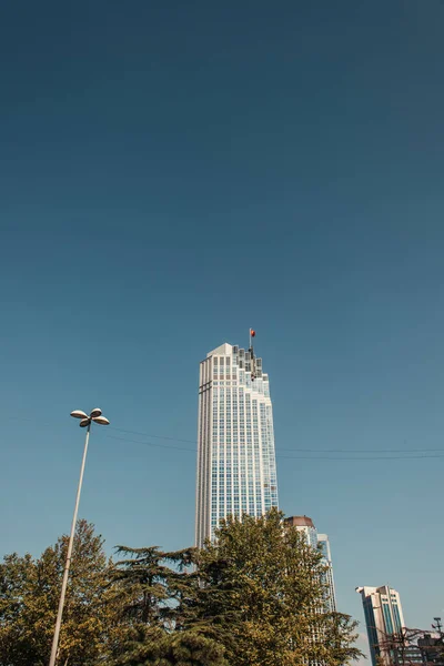 Cielo azzurro e senza nubi su alti e moderni edifici e alberi verdi a Istanbul, Turchia — Foto stock