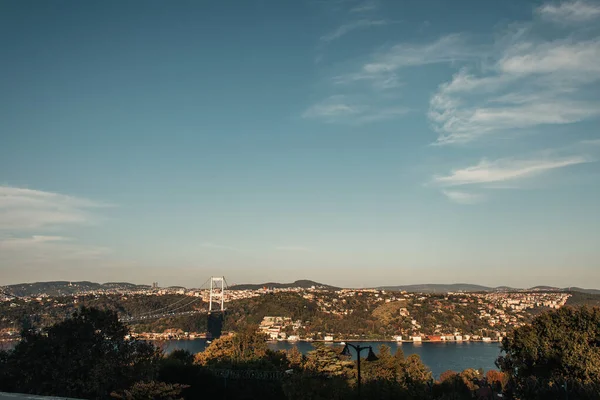 Puente sobre el estrecho del Bósforo, y pintoresco paisaje urbano - foto de stock