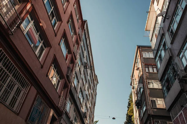 Низкий угол обзора современных зданий на фоне голубого неба — стоковое фото