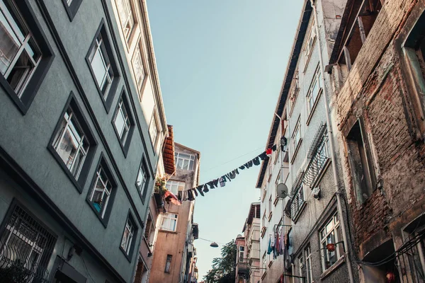 Clothesline with laundry between modern and old buildings in Balat quarter, Istanbul, Turkey — Stock Photo