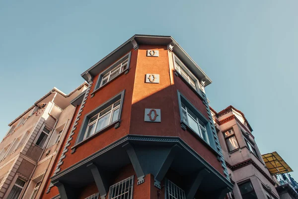 Vista di angolo basso della casa rossa con arredamento traforato nel quartiere Balat, Istanbul, Turchia — Foto stock