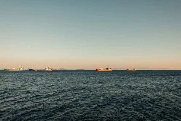 Navi da carico in mare sopra cielo nuvoloso — Foto stock