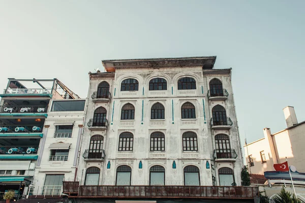 Blanco, edificio antiguo con ventanas de arco - foto de stock