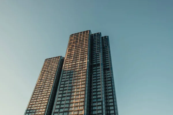 Vue à angle bas du bâtiment à plusieurs étages contre le ciel bleu — Photo de stock