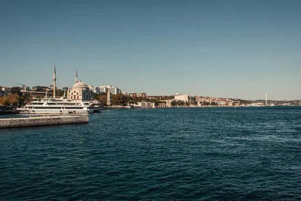 Blick auf die Strandpromenade mit festgemachten Schiffen in Istanbul, Türkei — Stockfoto
