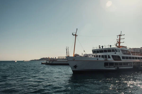 Ciel bleu et sans nuages au-dessus des navires flottant sur le détroit du Bosphore — Photo de stock