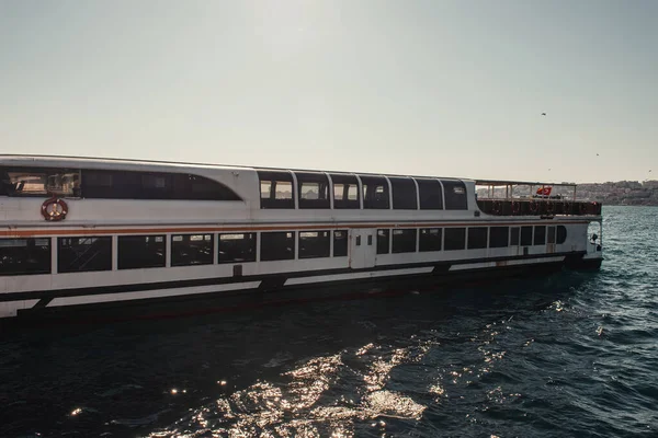 Barco turístico amarrado en el estrecho del Bósforo, Estambul, Turquía - foto de stock