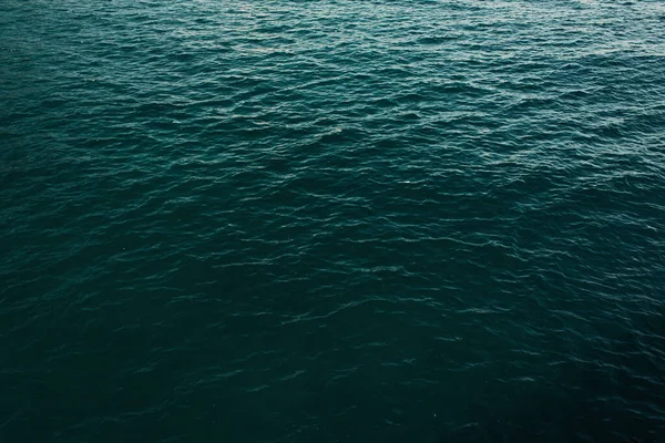 Surface de l'eau ondulée, vue de dessus — Photo de stock