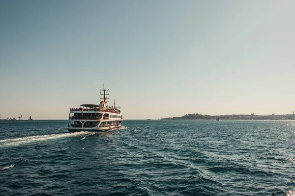 Barco turístico flotante en el estrecho del Bósforo - foto de stock