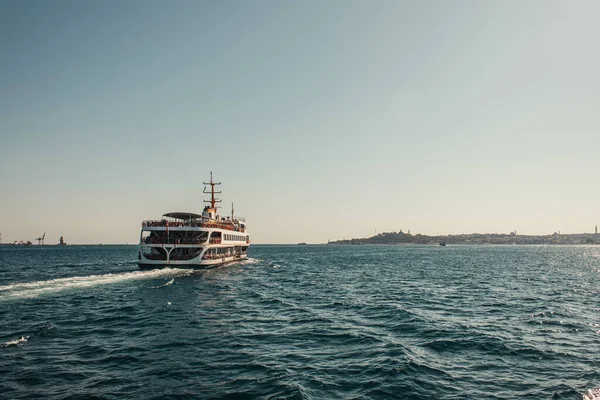 Bateau de tourisme flottant dans le détroit du Bosphore — Photo de stock