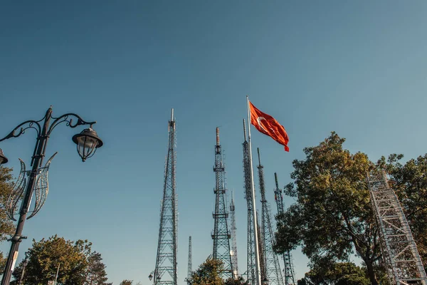 Турецкий флаг и поддельный фонарь возле телебашен — стоковое фото