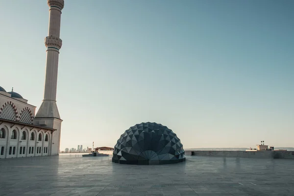 ISTANBUL, TURQUÍA - 12 DE NOVIEMBRE DE 2020: construcción arquitectónica moderna en la plaza cerca de la mezquita Mihrimah Sultan - foto de stock