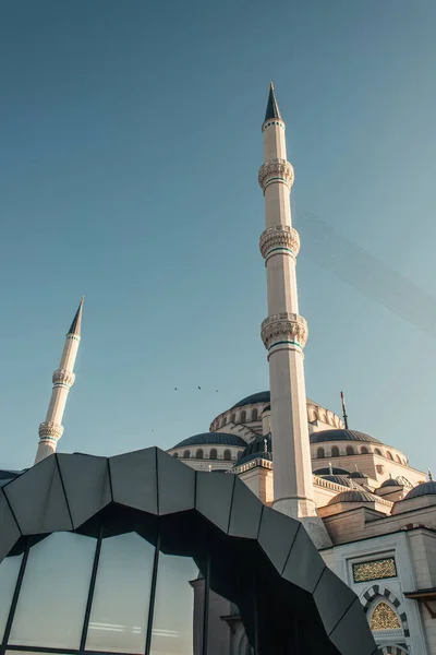 Construcción moderna cerca de la mezquita Mihrimah Sultan, Estambul, Turquía - foto de stock