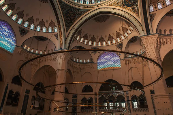 ISTANBUL, TURQUÍA - 12 DE NOVIEMBRE DE 2020: interior de la mezquita Mihrimah Sultan con arcos y adornos - foto de stock