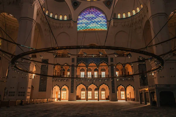 СТАНБУЛ, ТУРЦИЯ - 12 НОЯБРЯ 2020 г.: интерьер мечети Михрима Султан с естественным освещением, проникающим через окна — стоковое фото