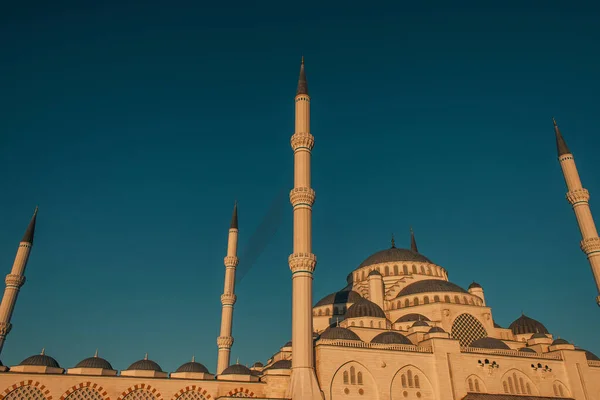 Cielo azul, sin nubes sobre la mezquita de Mihrimah Sultan con altos minaretes, Estambul, Turquía - foto de stock