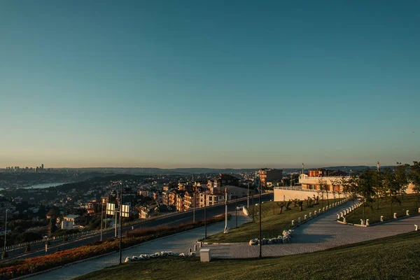 Pasarela en la colina con vista a la ciudad - foto de stock