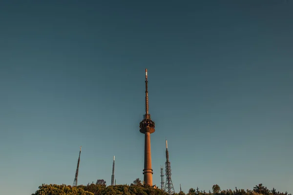 Torres de televisión y radio contra el cielo despejado - foto de stock