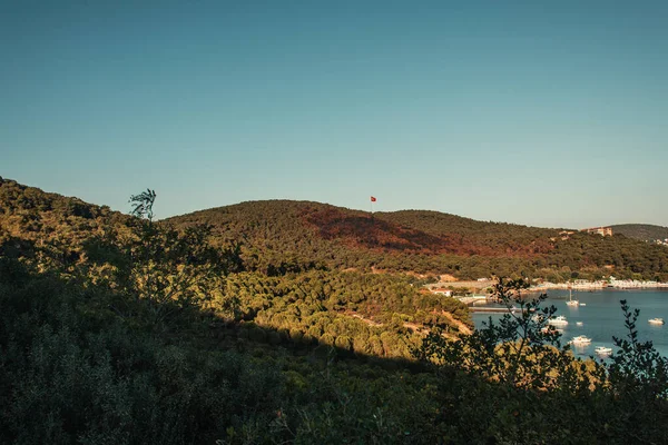 Colinas verdes, e baía com iates sobre céu sem nuvens — Fotografia de Stock