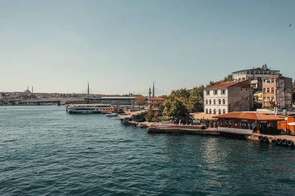 Vista do estreito de Bósforo da costa com edifícios e navios ancorados, Istambul, Turquia — Fotografia de Stock