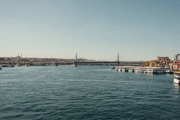 Puente sobre el estrecho del Bósforo, y barcos amarrados en Estambul, Turquía - foto de stock
