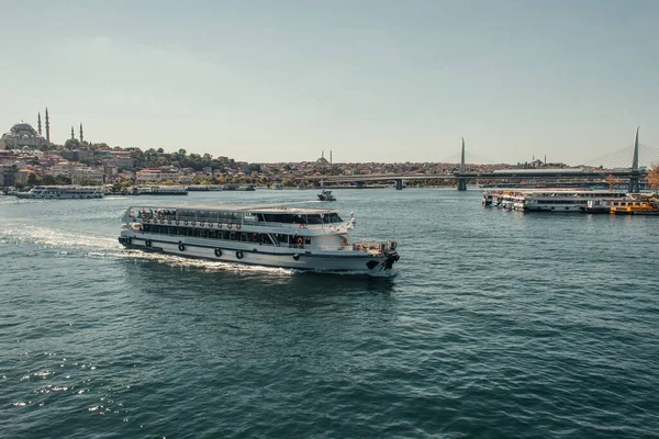 Vista de la ciudad desde el estrecho del Bósforo con barcos flotantes y amarrados, Estambul, Turquía - foto de stock