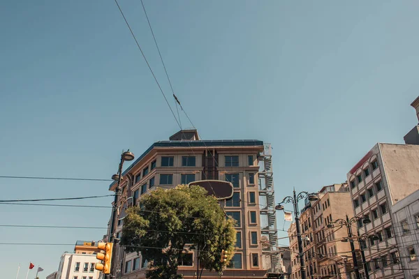 Ciel sans nuages sur les bâtiments contemporains et les lanternes forgées — Photo de stock