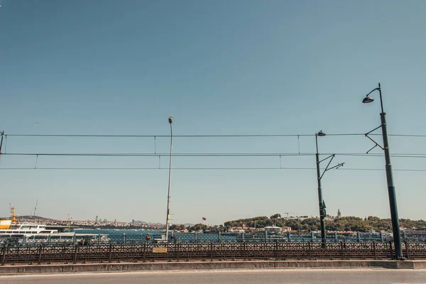 Pont sur le détroit du Bosphore contre le ciel bleu — Photo de stock