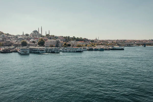 Vista de la ciudad, y barcos amarrados en la orilla del mar, Estambul, Turquía - foto de stock