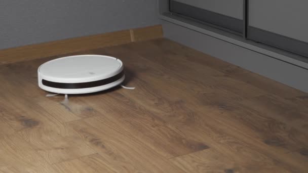 Slim huis. Robot stofzuiger voert automatische reiniging van het appartement op een bepaald moment. — Stockvideo