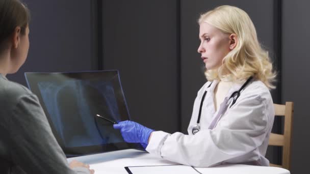 Dokter praat Consultant patiënt in het ziekenhuis. Leg een röntgenfoto uit over de behandeling van kanker, longziekten en lichamelijke gezondheid. — Stockvideo
