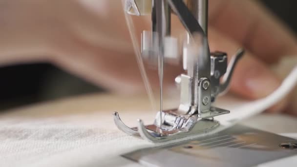動く針の近くのミシンで縫い合わせる女の姿 — ストック動画
