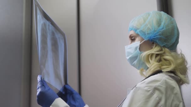 X-ray van de longen in de handen van de arts — Stockvideo