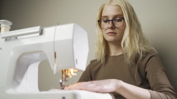 一位女裁缝在缝纫机上工作 — 图库视频影像