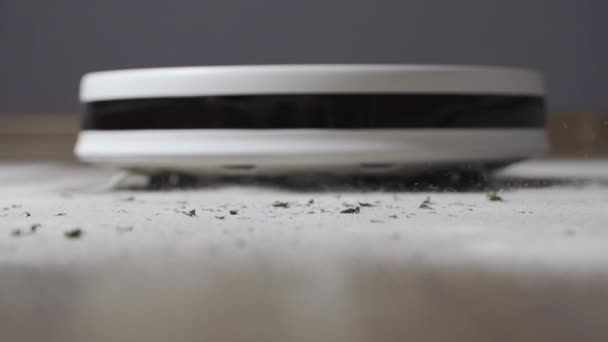 Σύγχρονη ηλεκτρική σκούπα ρομπότ που λειτουργεί στην κουζίνα του σπιτιού — Αρχείο Βίντεο