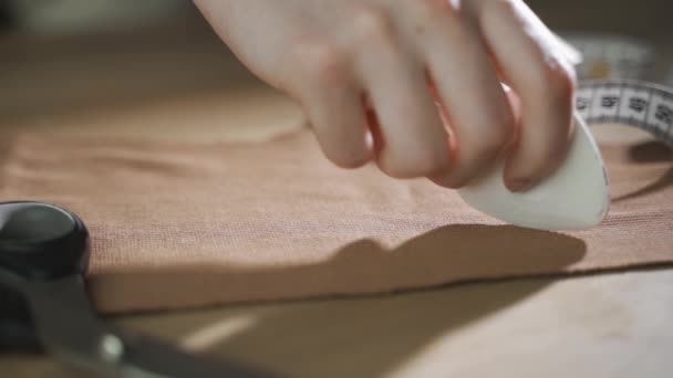 Taller de costura con luz solar. Trabajo creativo, confección de ropa. Disparo desde el costado. — Vídeos de Stock