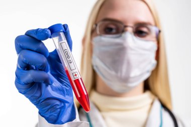 Elinde Covid pozitif biyomateryalle test tüpü