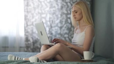 Genç Millennial Kızı Sabahları Yatakta Oturuyor, Dizüstü bilgisayar kullanıyor.