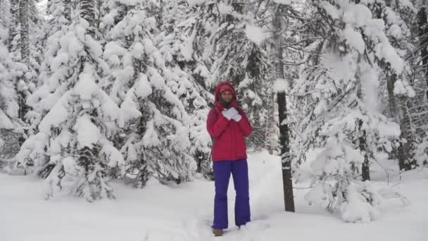 Neve cai de árvore para menina, tiro em câmera lenta, parque coberto de neve de inverno — Vídeo de Stock